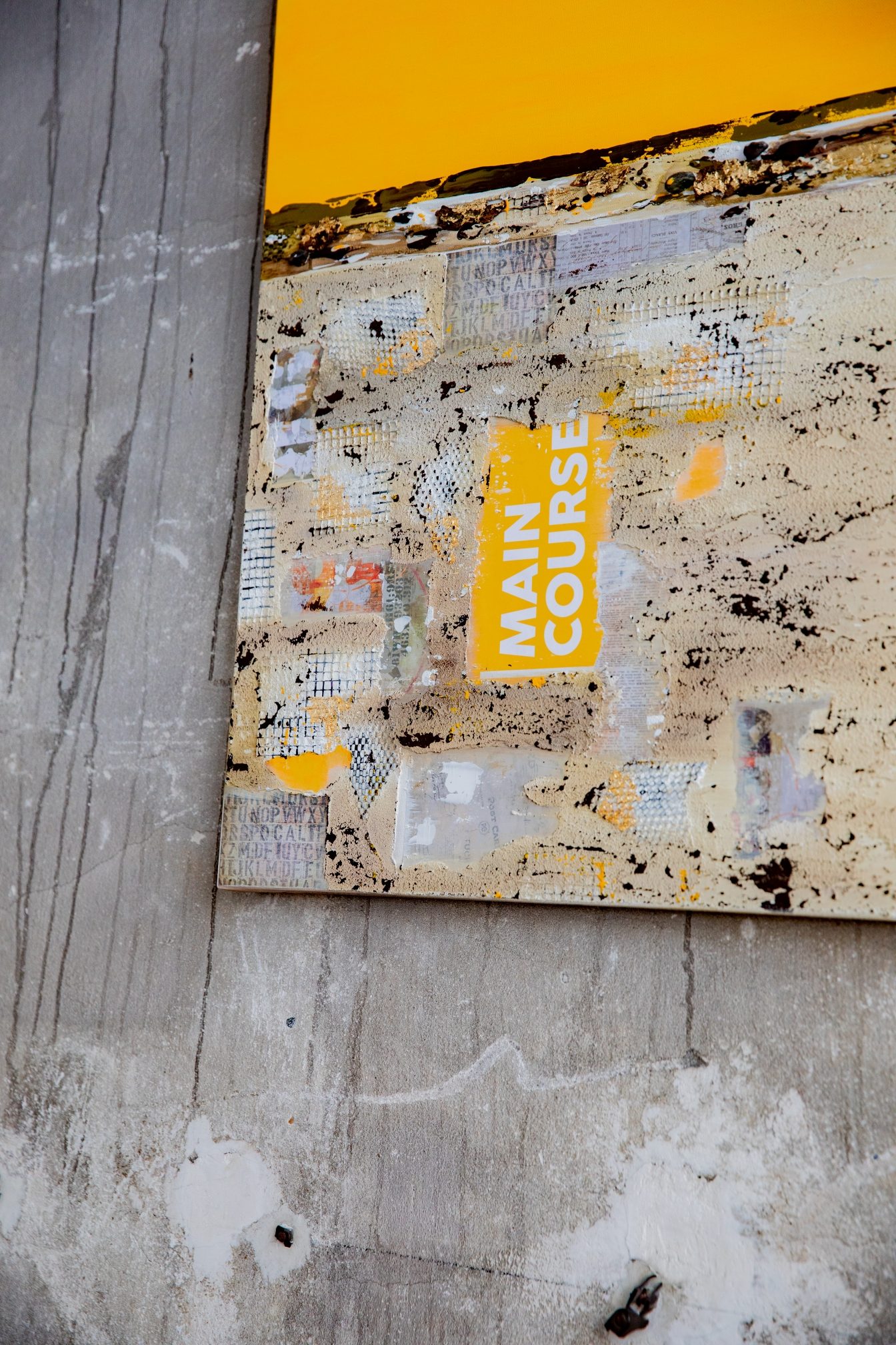 Detail der Collage „Main Course“ mit Struktur und Schriftfragmenten