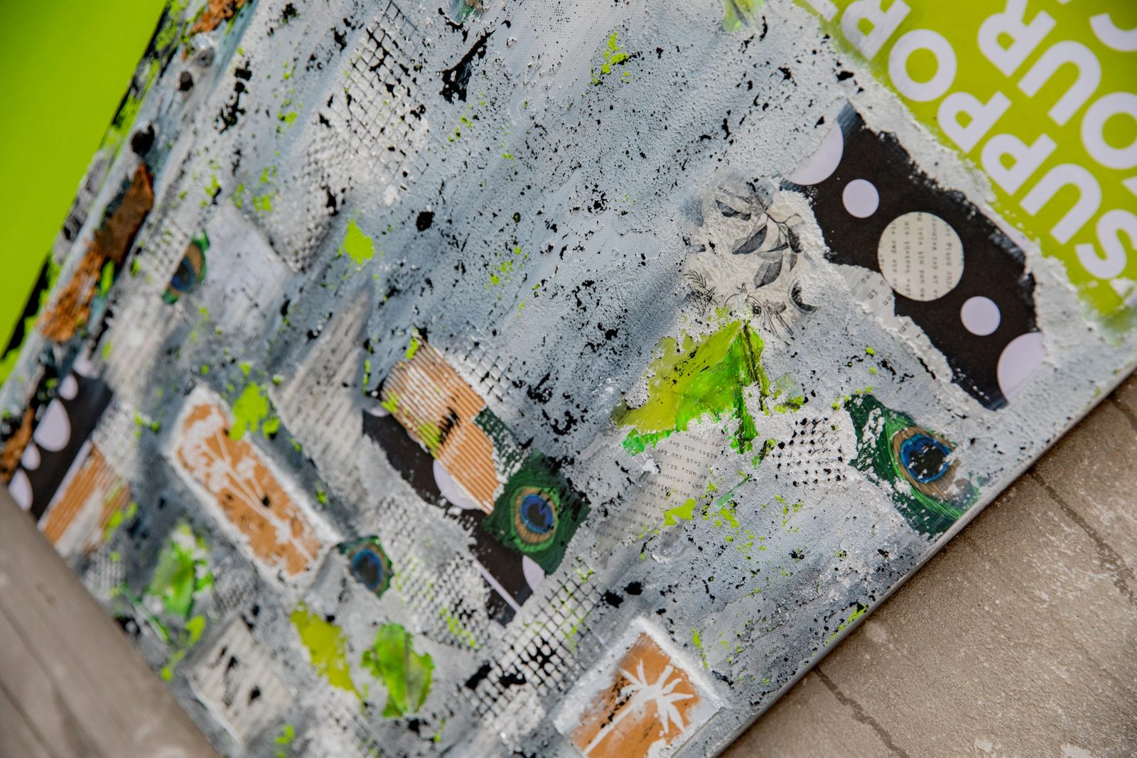 Detail der Collage „Support your Locals“ in Grün- und Grautönen