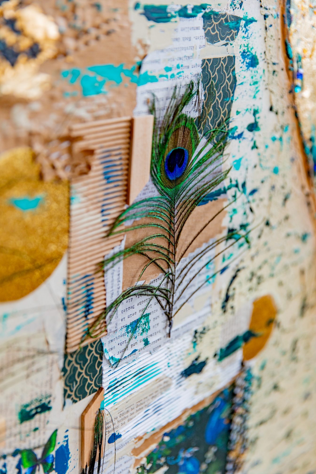 Golddetail des Mixed-Media-Werks „Pfauenauge“ mit Pfauenfeder