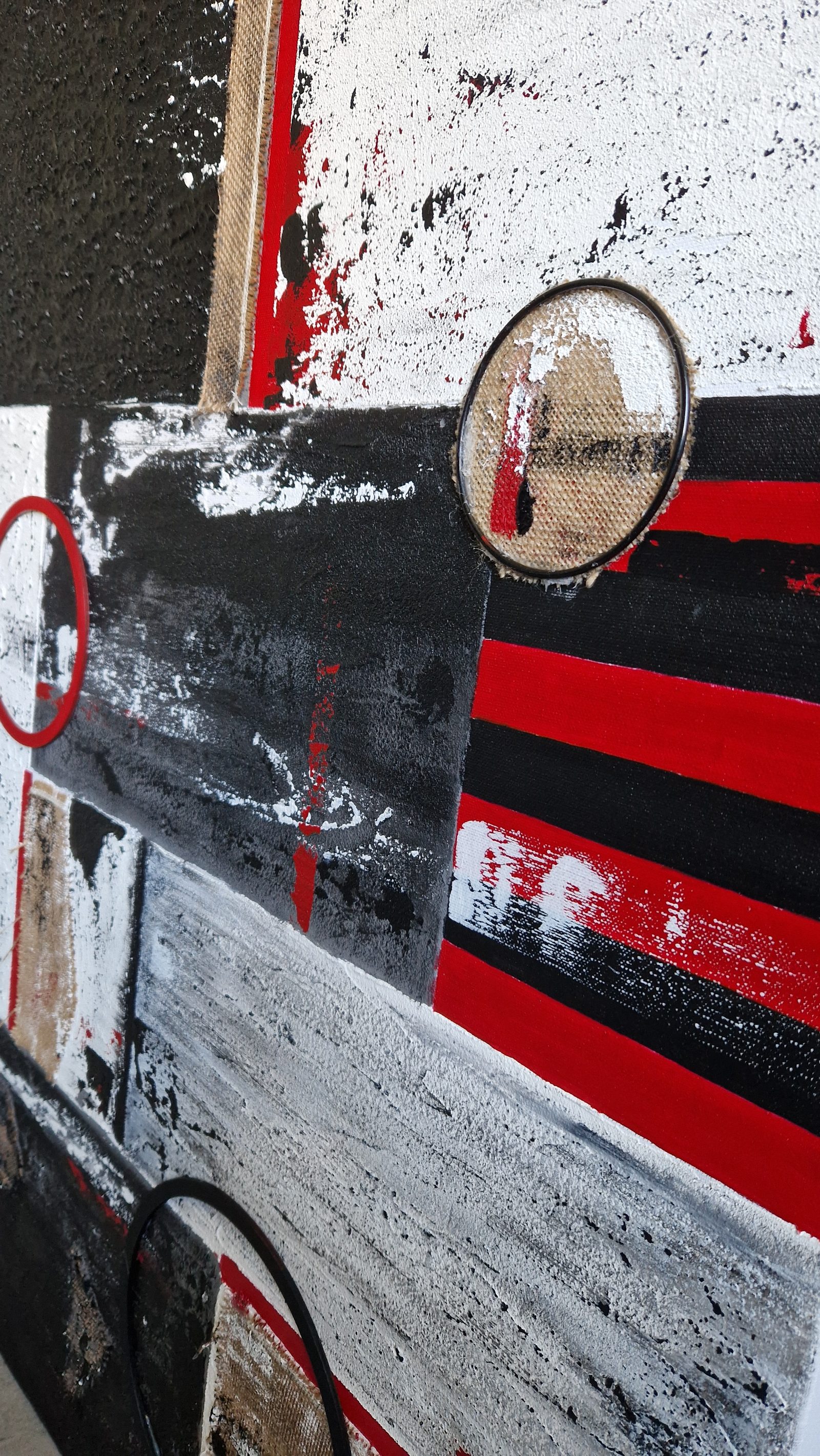 Strukturdetail des Spachtelbilds „Fragmente“ in Rot, Schwarz und Weiß