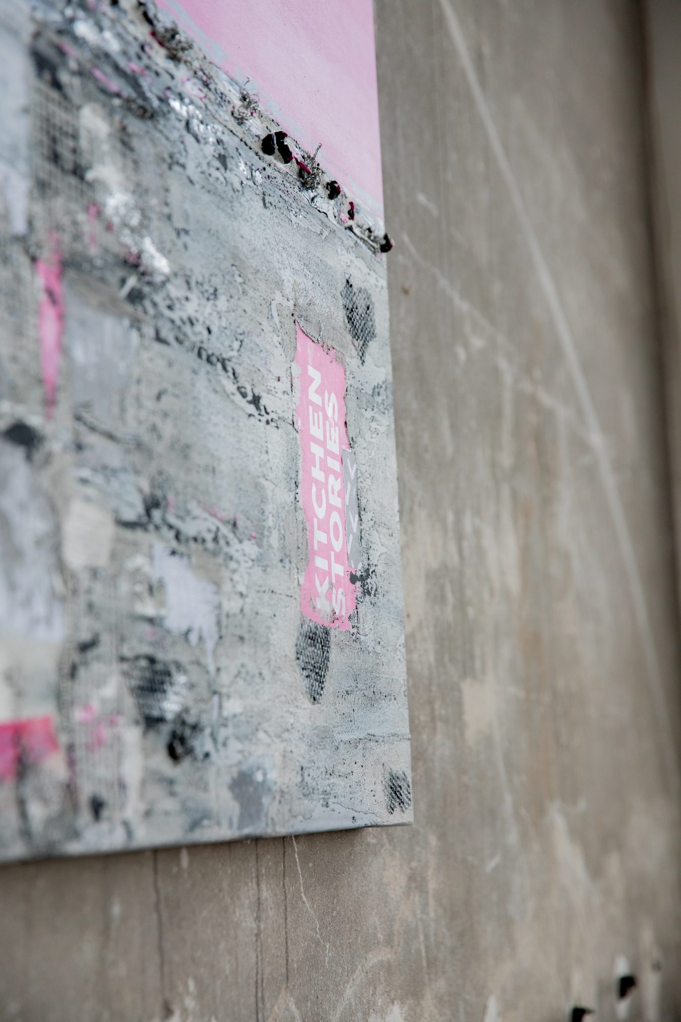 Detail der Collage „Kitchen Story“ von Eva Anselmann in Grau und Pink
