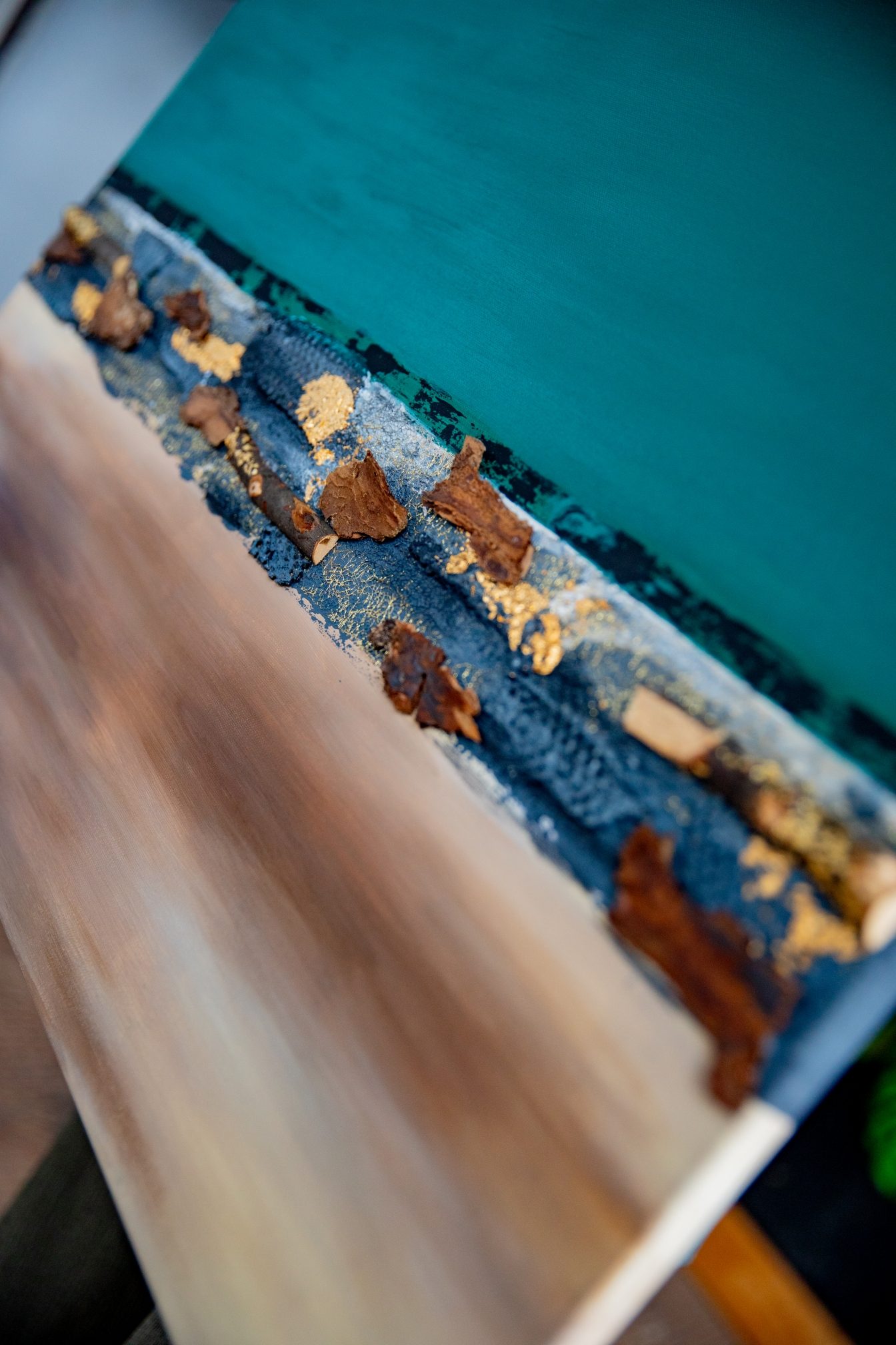 Spachtelbild „Lichtspiel im Wald“ in Waldgrün und Gold, 60 × 80 cm