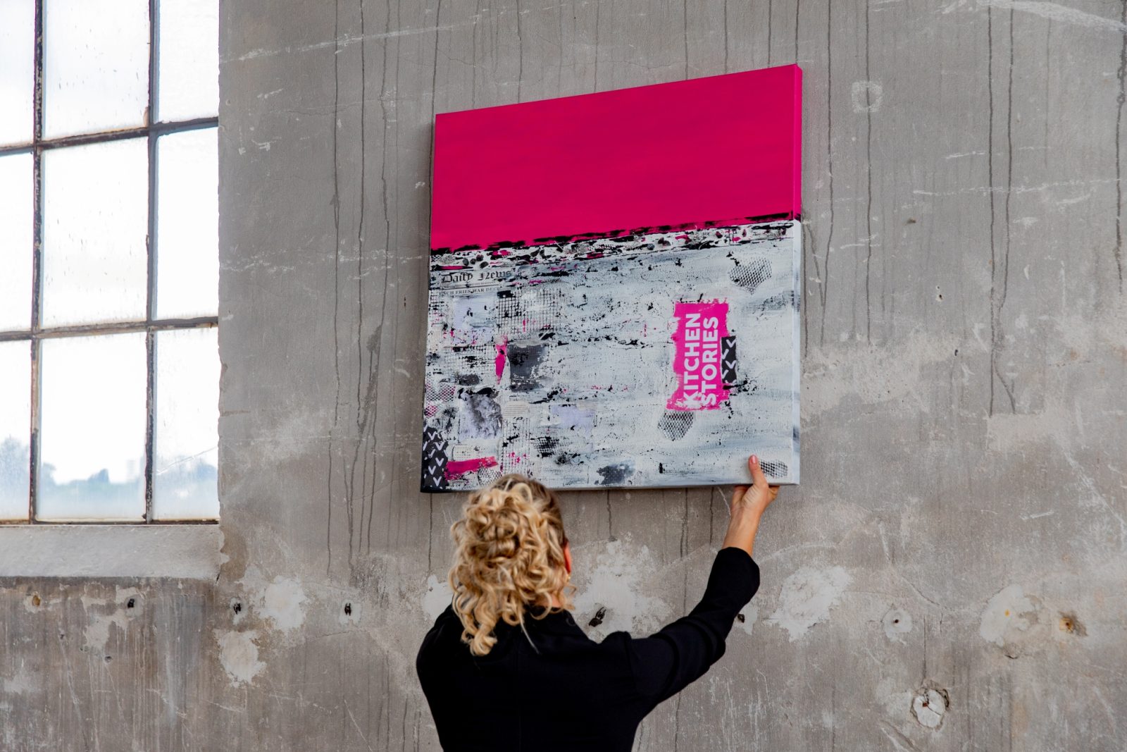 Detail der Collage „Kitchen Story“ von Eva Anselmann in Grau und Pink
